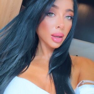 Desiree 🖤 RATED #1 BRUNETTE ON ONLYFANS!