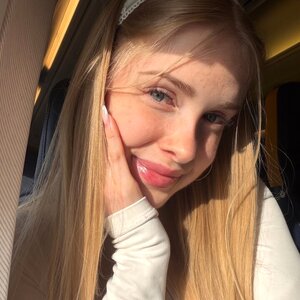 Celine Ren ✩‧₊˚