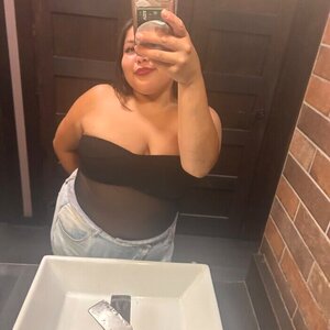 ❀ 𝙎𝙬𝙚𝙚𝙩 𝘼𝙡𝙞 ❀ on vacation