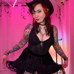 Mistress LainaBearrKnee