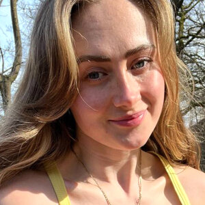 LANA IVY 🌳 British Hiking Enthusiast